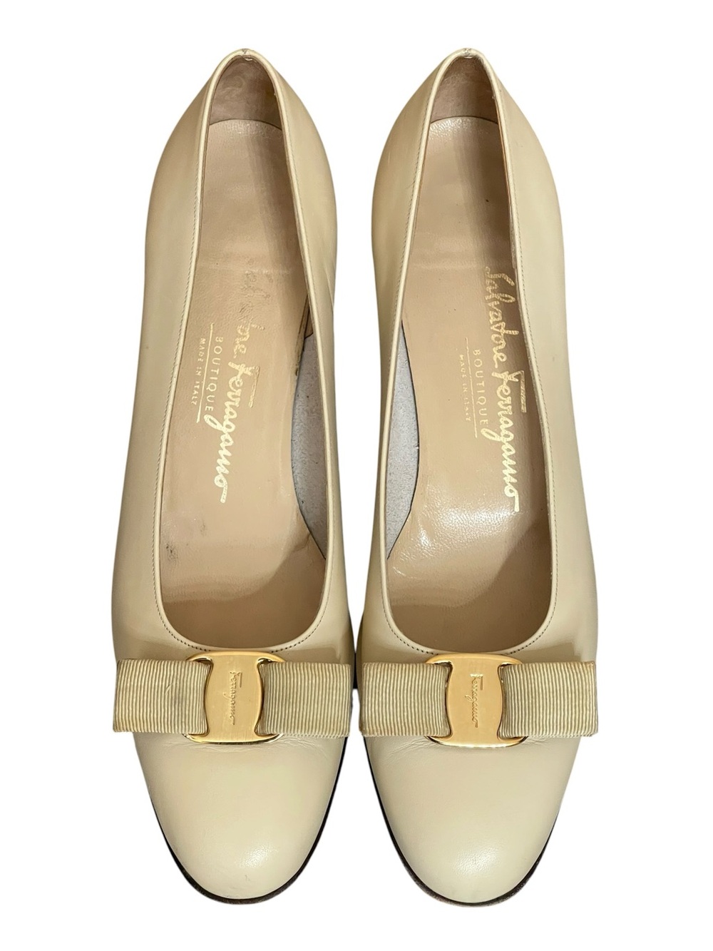 Salvatore Ferragamo vintage Vara Bow Cream Ivory Bow Pumps Heel
Shoes size 9 3 A - Picture 2 of 14